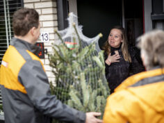 Vrijwilligers van Stichting HORNBACHhelpt brengen verlichting en warmte met kerst