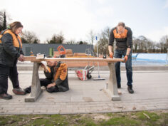 HORNBACHhelpt geeft buitenbanken zwembad De Waterman tweede leven