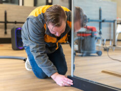 Stichting HORNBACHhelpt legt nieuwe vloer in jongerencentrum The Mix