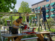 HORNBACHhelpt bouwt overkapping voor bewoners van Viva! De Santmark