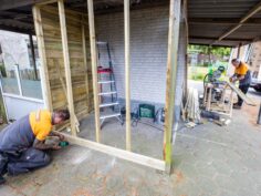 HORNBACHhelpt bouwt stalling voor duofiets van dagbesteding De Biezenrijt