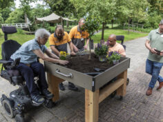 HORNBACHhelpt bouwt moestuinbakken voor dwarslaesiepatiënten Rijndam Revalidatiecentrum