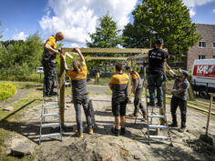 HORNBACHhelpt bouwt schuilplek in tuin van verpleeghuis Bruggerbosch