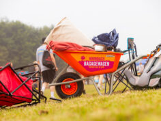HORNBACH schenkt Bagagewagens aan Stichting AAP na succesvolle inzet op Lowlands
