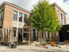 Stichting HORNBACHhelpt realiseert schaduwplekken en een bijzondere bank op Montessori+ Breda