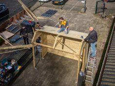 HORNBACHhelpt bouwt overkapping bij jongerencentrum De Wijk