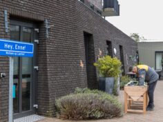 HORNBACHhelpt bouwt verhoogde tuintafels voor Laethof