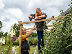 HORNBACHhelpt bouwt overkapping voor Tuinderij De Spoolderberg