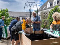 HORNBACHhelpt bouwt moestuintafels voor Herbergier Sint Joost