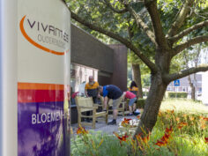 HORNBACHhelpt fleurt Bloemenhof op met banken en bloemen